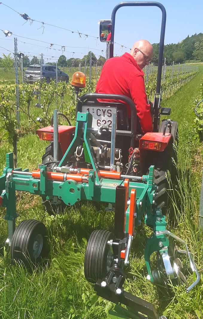 ten gaerde maaien en schoffelen